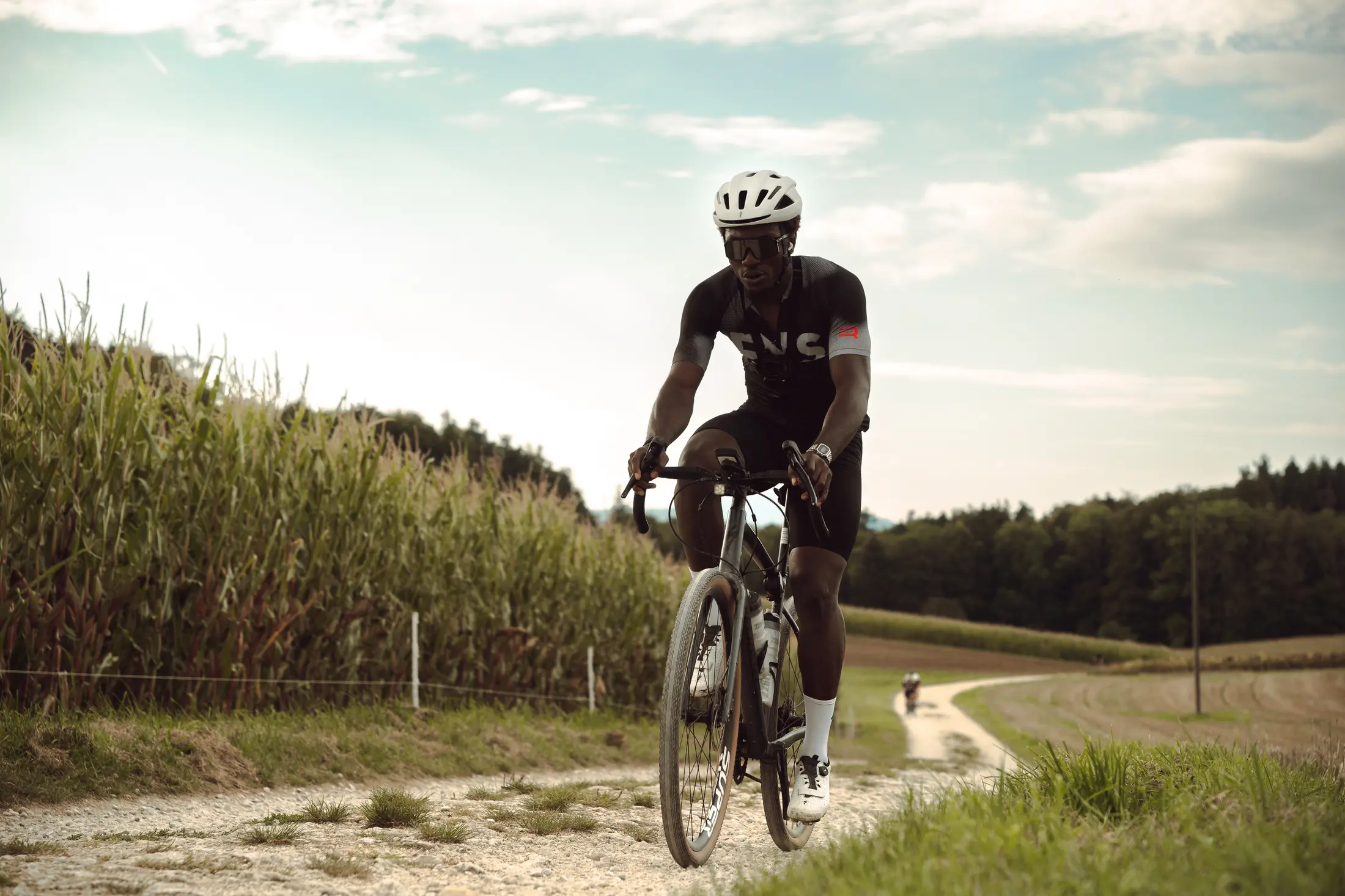 Gempen 50 riders on a fast gravel section